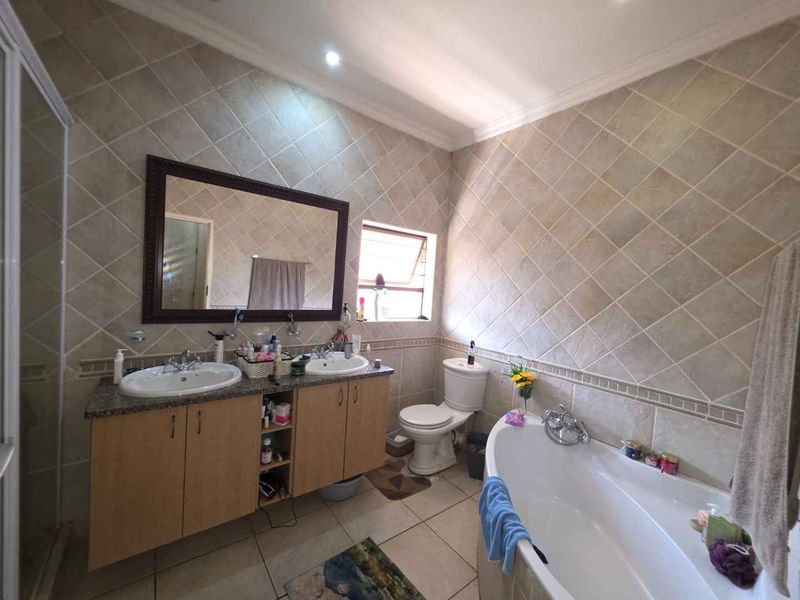 Magnificent, spacious, modern 4 Bedroom, Study, 3,5 Bathroom House to Rent in popular The Wilds Estate. Ideal for the Executive or an Embassy. - Photo 8
