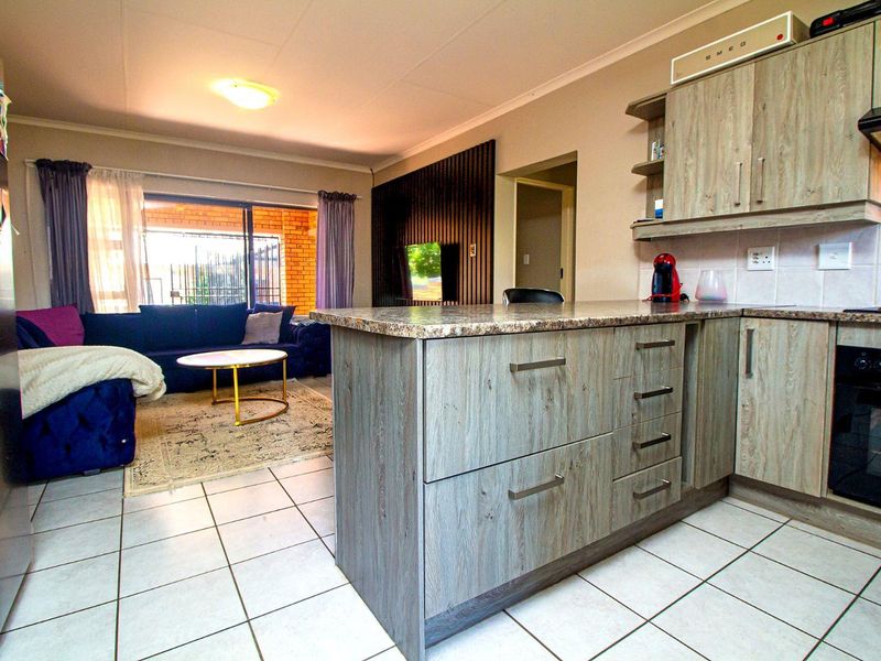 Modern, Well-Kept Townhouse in Prime Location - Photo 8