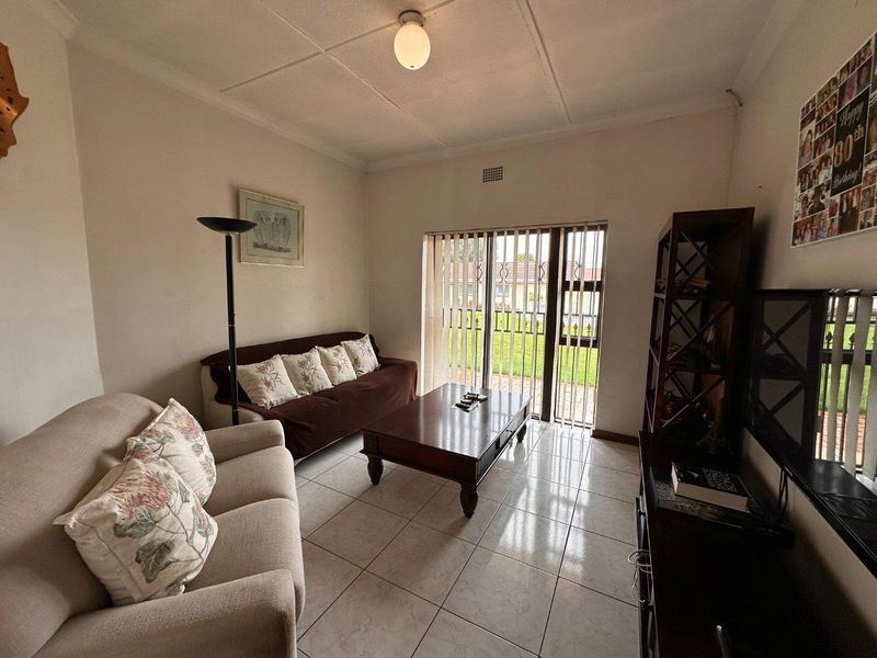 Spacious Family Home on a 1 685m2 Stand – Walking Distance from Florida Hoërskool - Photo 9