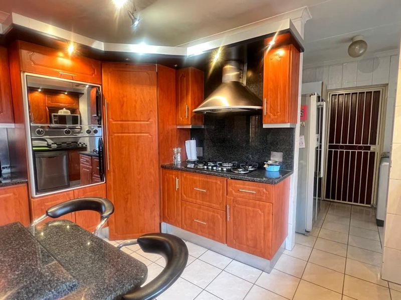 Entertainer's Dream: Indoor Braai and Outdoor Lapa! - Photo 8