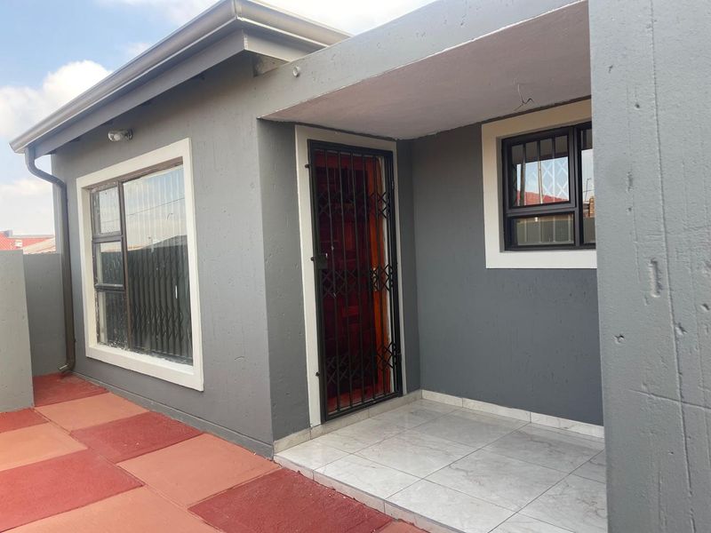 NEWLY RENOVATED HOME!!!! - Photo 3