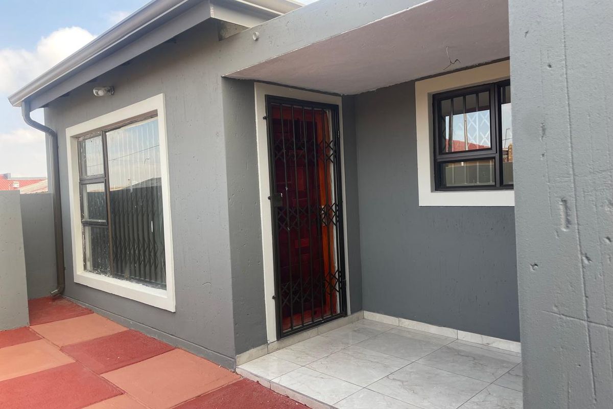 NEWLY RENOVATED HOME!!!! - Photo 3