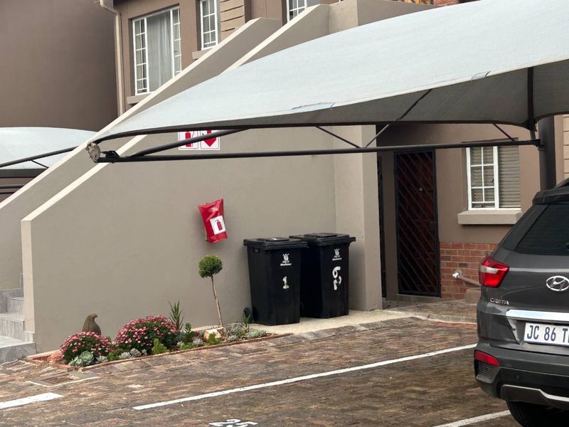 Ground floor with covered patio. - Photo 2