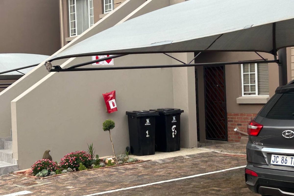 Ground floor with covered patio. - Photo 2