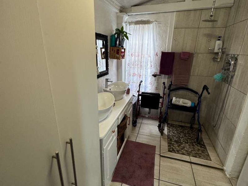 Huge Family Home with 2 bedroom Flat for sale - Photo 9