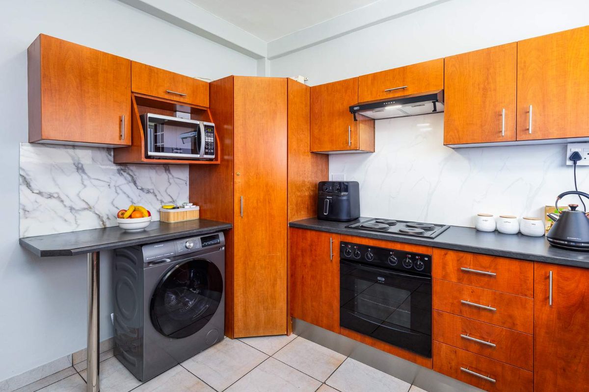 Light-Filled, Move-In Ready Apartment with Modern Finishes - Photo 2