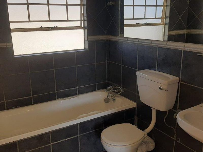 Newly renovated 1st floor unit - Photo 10