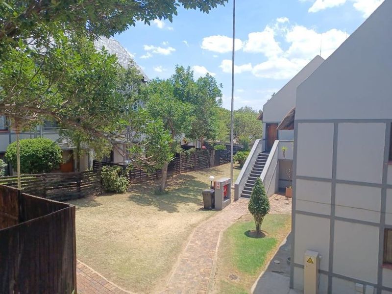 2 Bedroom House in Sunninghill - Photo 4