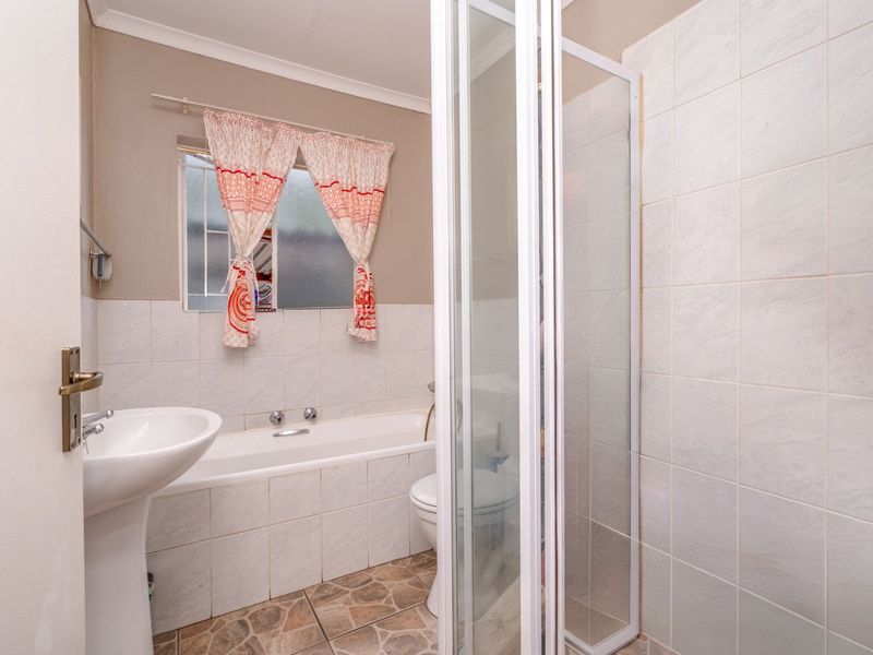 Neat 2-Bedroom Townhouse with Private Garden – Wilgeheuwel - Photo 4