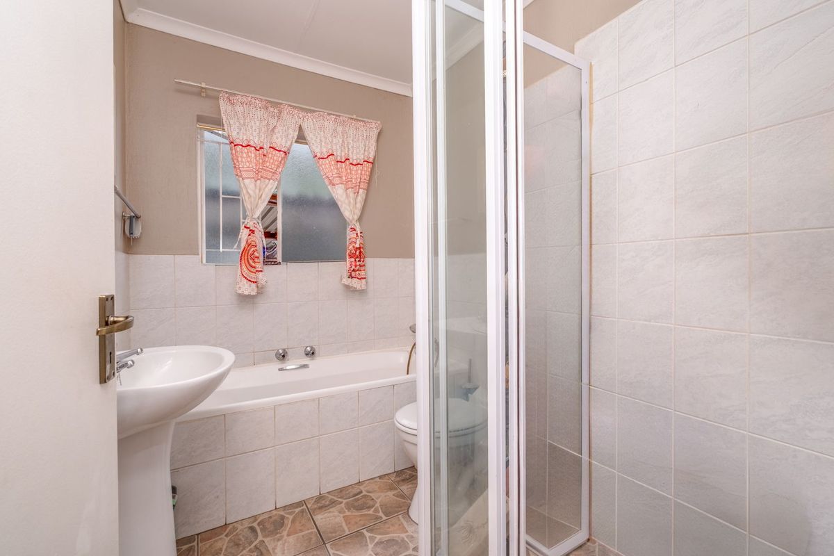 Neat 2-Bedroom Townhouse with Private Garden – Wilgeheuwel - Photo 4