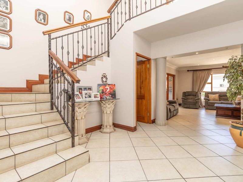 A home that welcomes you in and makes you stay! - Photo 8