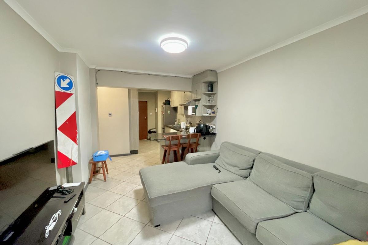 ***Modern 2 Bed & 2 Bath Apartment - Young Professional, Couples or Students - Walking distance -Tuks and Loftus and Next to Garden Court Hotel*** - Photo 5