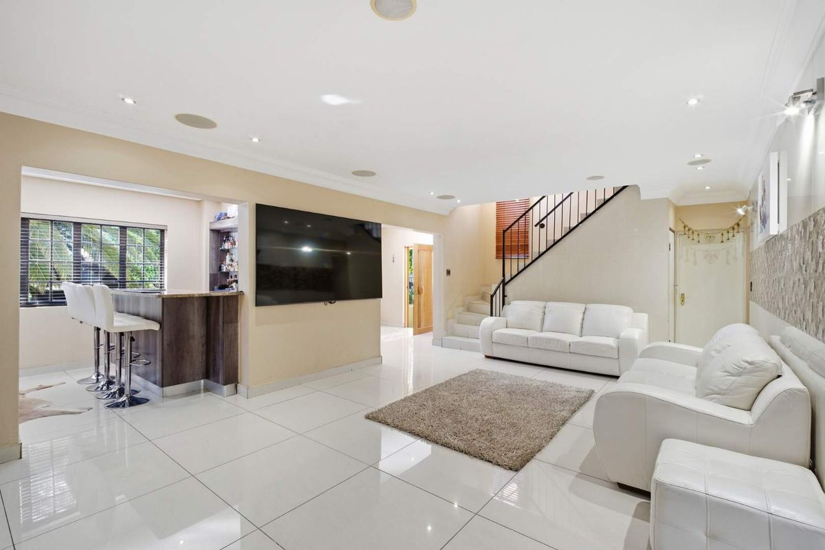 ​Modern Smart Home Masterpiece in Prestigious Lonehill - Photo 5