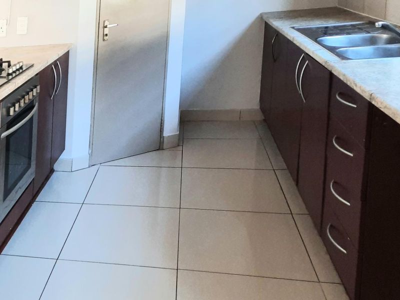 2 Bed 2 Bath Duplex with Private Garden - Photo 8