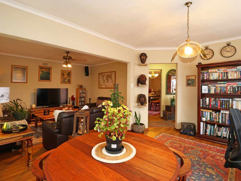 Elegant, Energy-Smart Family Home with 2 backup water tanks - Photo 7