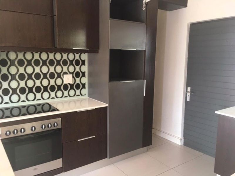 2 bedroom 1 bath Apartment in Rivonia - Photo 4