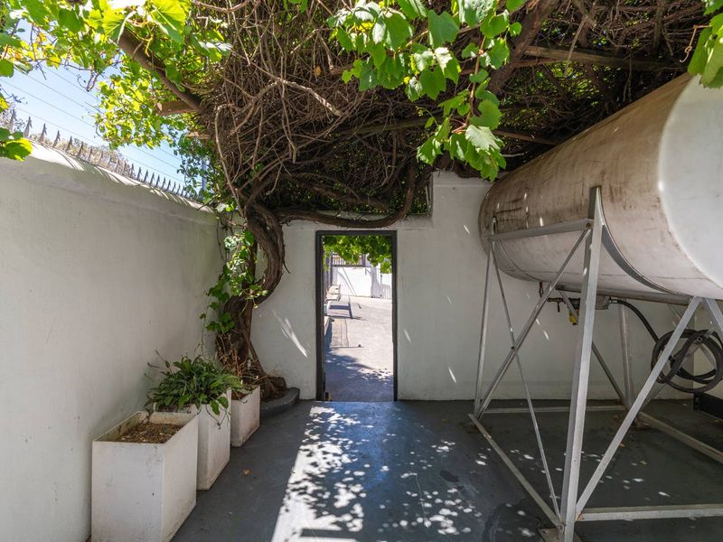 FOR SALE, GRACIOUS GARDENS LANDMARK BUILDING WITH A CAR PARK - Photo 4