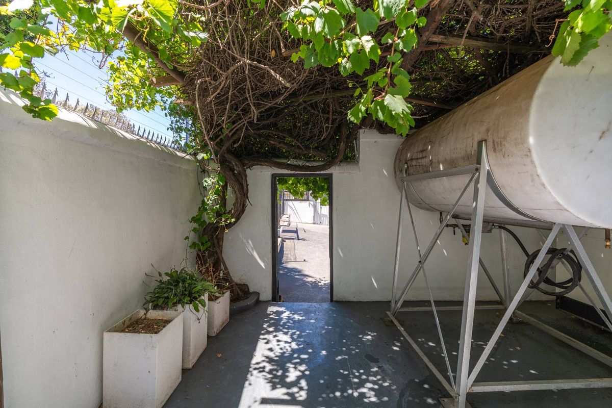 FOR SALE, GRACIOUS GARDENS LANDMARK BUILDING WITH A CAR PARK - Photo 4