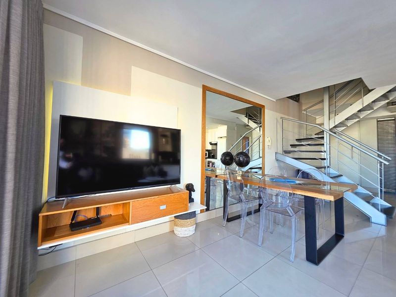 Double-Storey Corner Penthouse with Iconic Table Mountain Views - Photo 8
