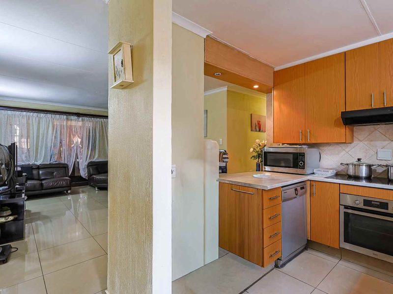 3 Bedroom Townhouse in Secure Faerie Glen Complex - Photo 5