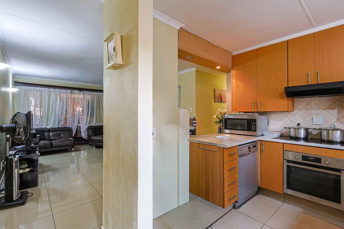 3 Bedroom Townhouse in Secure Faerie Glen Complex - Photo 5