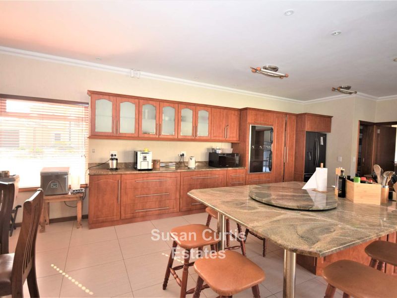 Executives Mansion - Photo 2