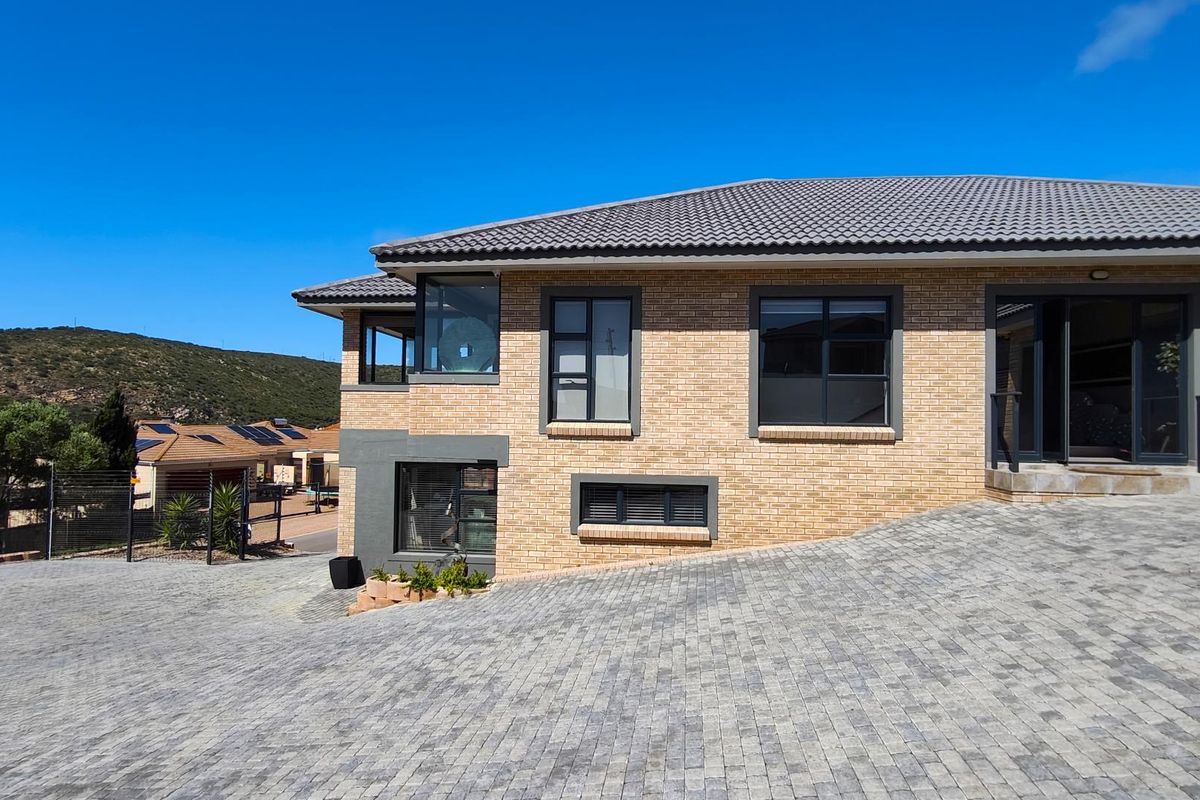 Well maintained family home with flat - Photo 3