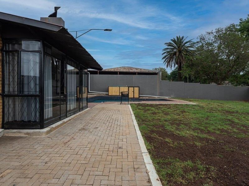 Secure Family Living with Pool and Spacious Garaging - Photo 2