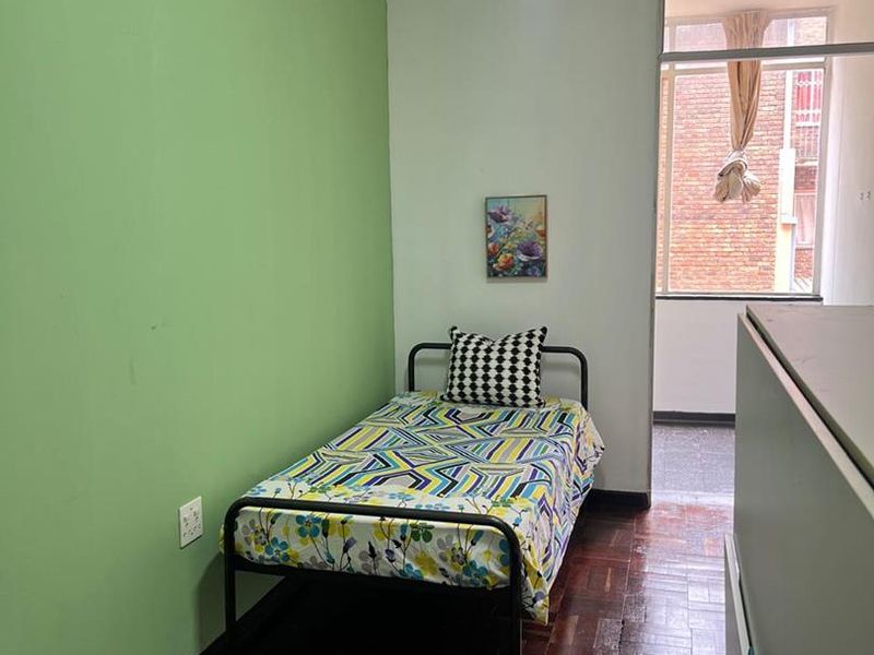 **Charming Shared 2-Bedroom Unit in Quiet Neighborhood – Ideal for Students** - Photo 9