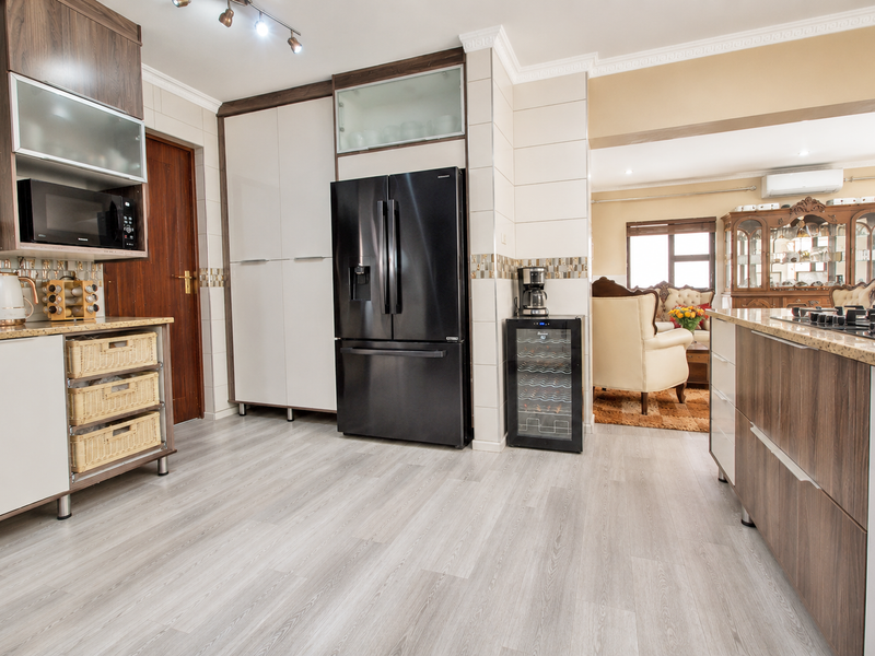 Elegant Family Home Offering Space, Style and Exceptional Entertaining - Photo 6