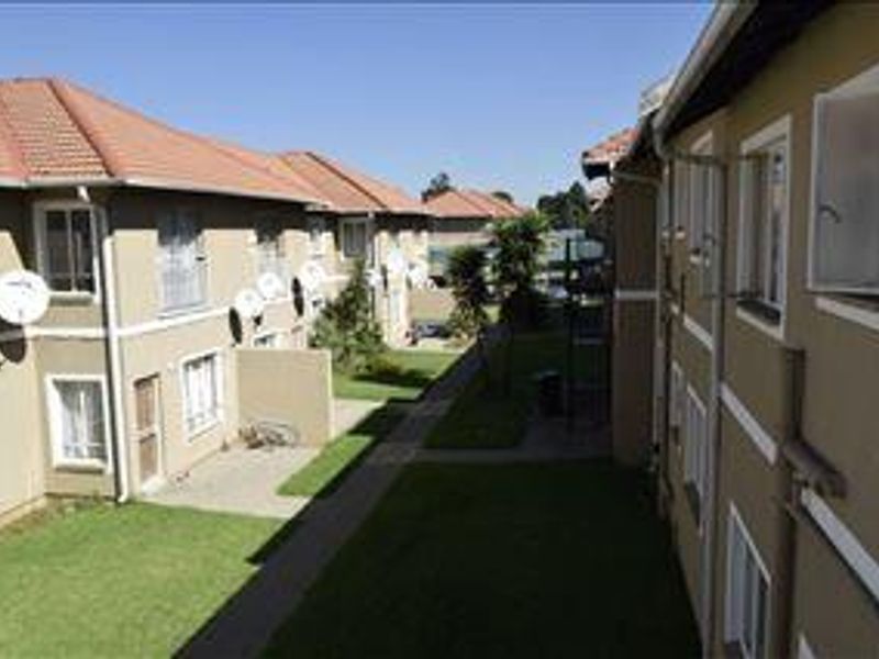 2 Bed, 1st floor corner unit, 24-hour security & modern unit! - Photo 1