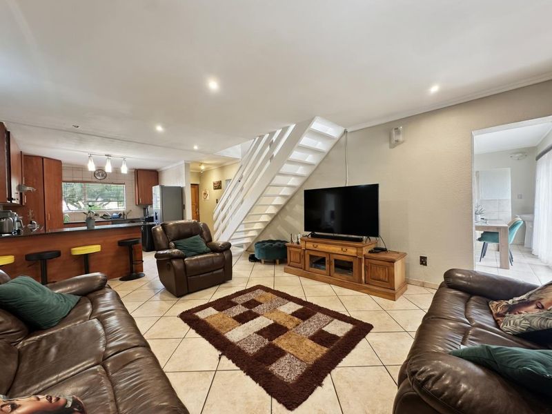 GORGEOUS PRIVATE AND SECURE HOME IN PEMBROOK FOR RENT - Photo 8