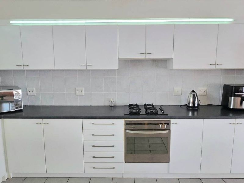 Spacious Entertainer’s Dream Home in Franskraal with Mountain Views and Exceptional Value - Photo 10