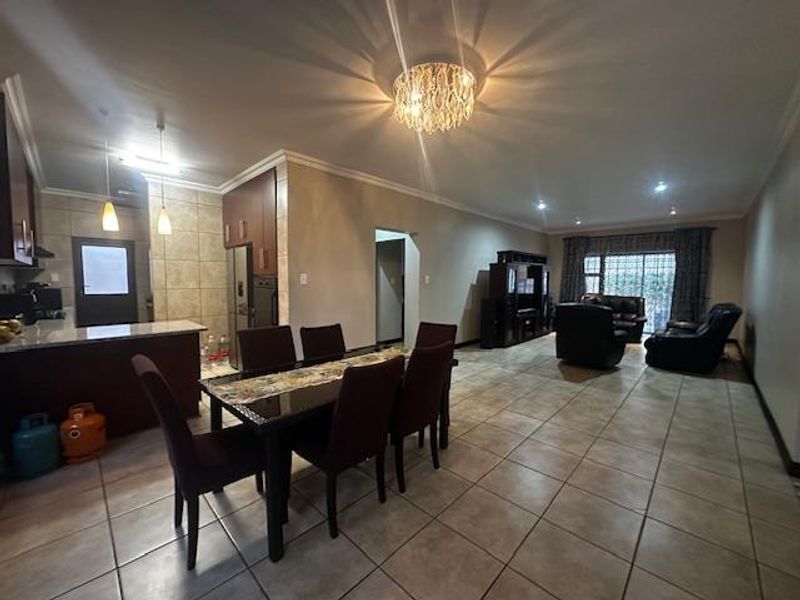 Stylish 3-Bedroom Townhouse - Photo 9