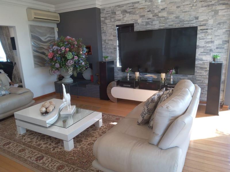 Elevated 3 bedroom home with flatlet and stunning sea views - Photo 8