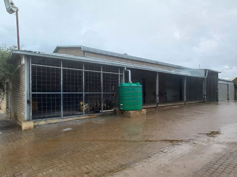 Unlock Business Potential: Expansive Property with Warehouses & Offices - Photo 3