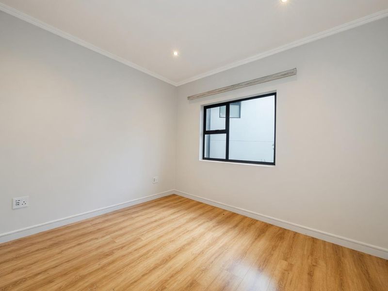 VERY PRIVATE AND MODERN 2 BEDROOM GROUND FLOOR UNIT IN BRYANSTON FOR RENT!! - Photo 7