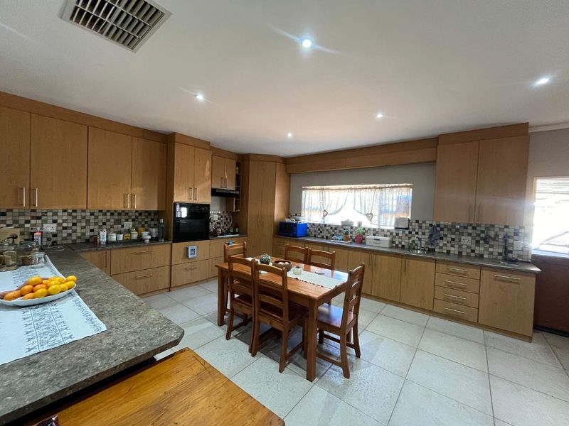 Lovely Family Home with Flat in a Sought-After Area - Photo 7