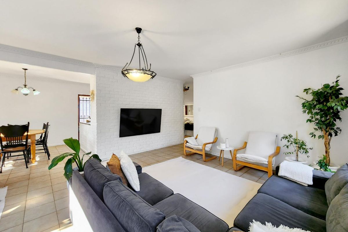 Spacious Family Home with Potential in Rondebosch East - Photo 2
