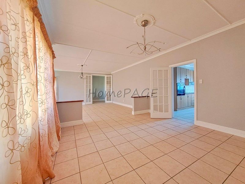 Lagoon, Walvis Bay:  4 Bedr Art Deco Home with 1 Bedr Flat is for Sale - Photo 8