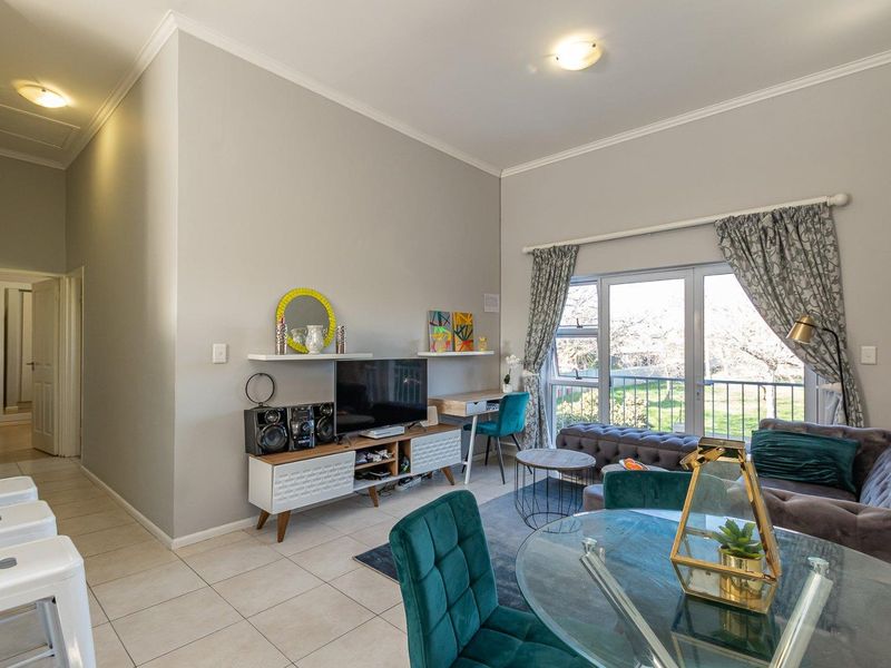 Modern 2-Bedroom Apartment in the Heart of Claremont, Cape Town - Photo 3