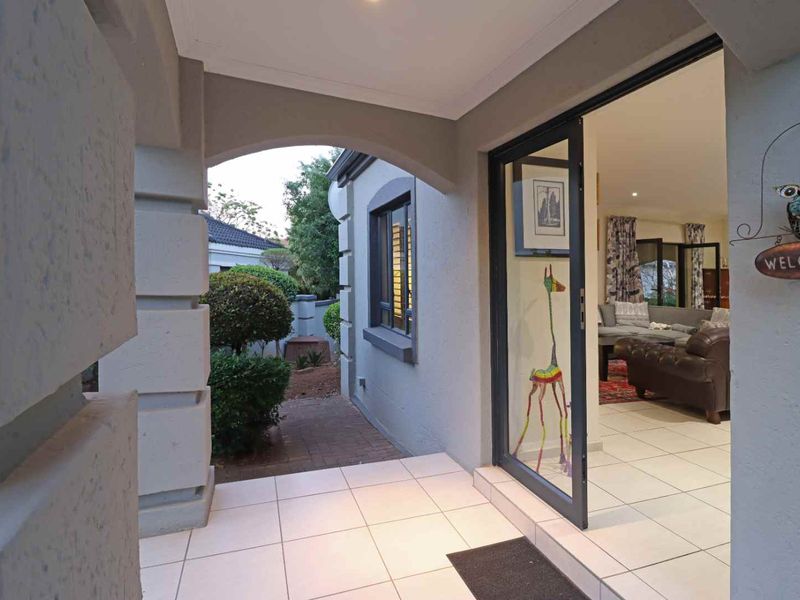 Exceptional 3 bedroom home in the sought after Featherbrook Estate. - Photo 3