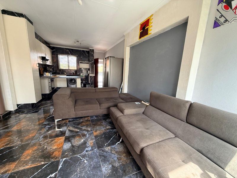 Charming 2-Bedroom Gem: Your Dream Home Awaits! - Photo 4