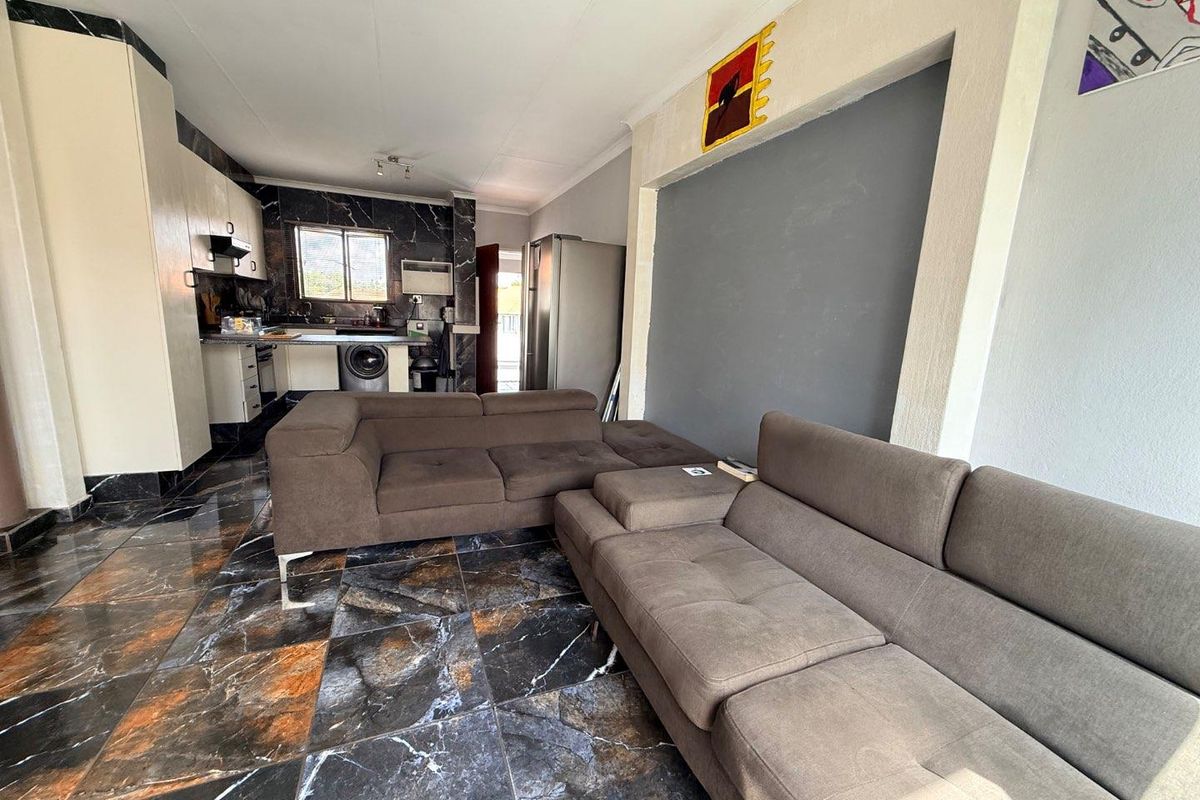 Charming 2-Bedroom Gem: Your Dream Home Awaits! - Photo 4