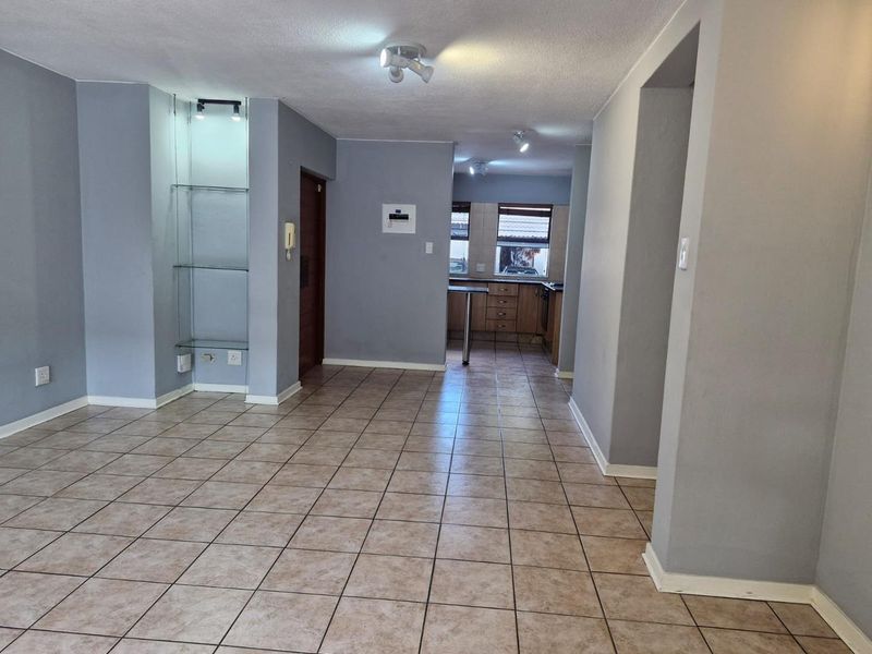 Two Bedroom Apartment in secure complex - Photo 3