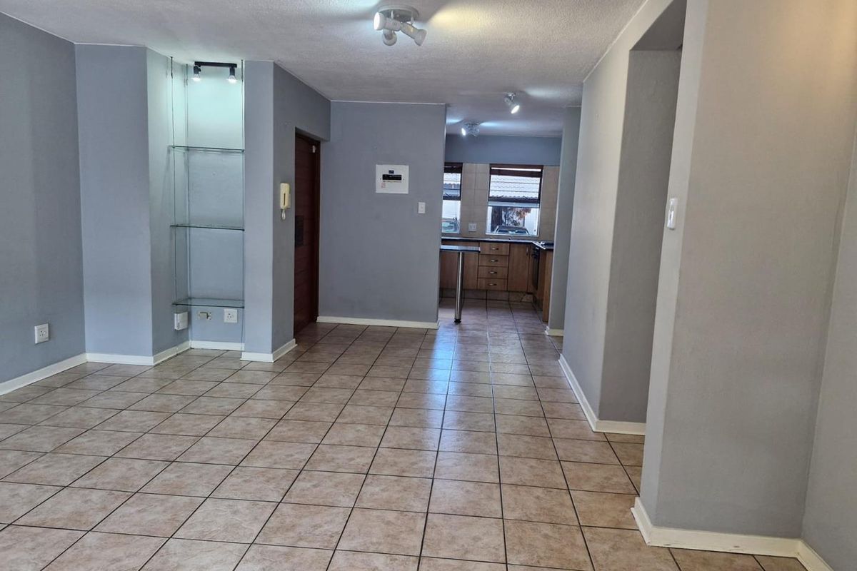 Two Bedroom Apartment in secure complex - Photo 3