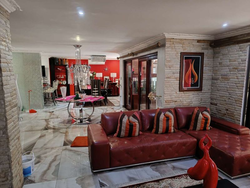 RASLOUW SECURITY ESTATE - 7 BEDROOM HOUSE - Photo 9