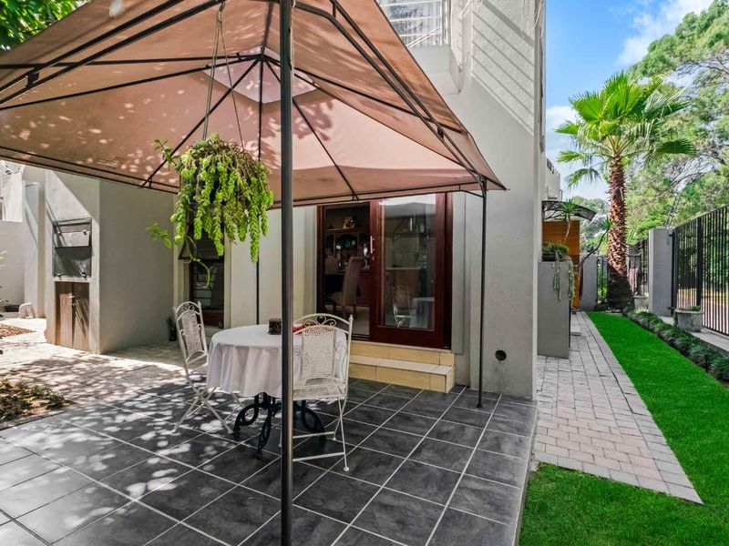 STYLISH AND CLASSY - TRIPLE STOREY UNIT, IN A QUIET POSITION OFFERING PLENTY OF SPACE. - Photo 2