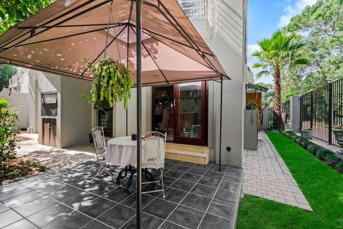 STYLISH AND CLASSY - TRIPLE STOREY UNIT, IN A QUIET POSITION OFFERING PLENTY OF SPACE. - Photo 2