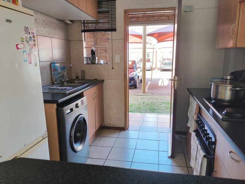 2 bedroom ground floor unit, walking distance from Eastrand Mall and from Witdeep Primary school! - Photo 4